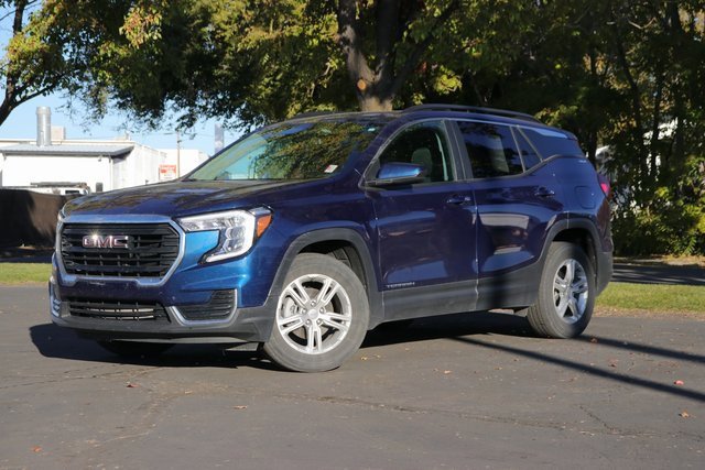 Used 2022 GMC Terrain SLE w/ Driver Convenience Package image 1