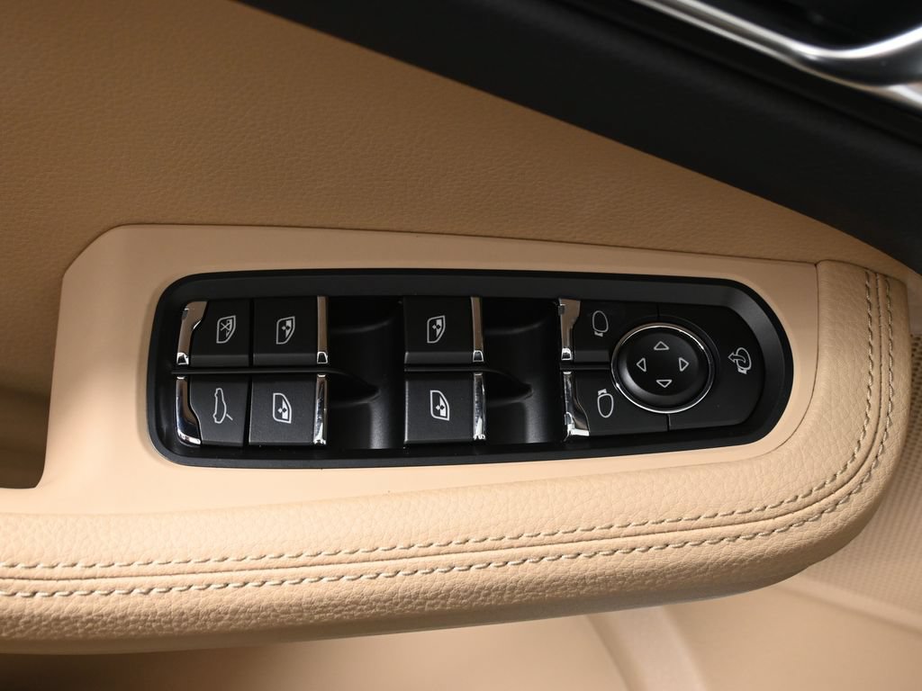 Used 2026 Porsche Macan AWD/4WD image 34