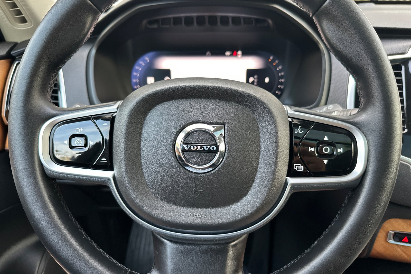 Certified 2025 Volvo XC90 B6 Plus AWD/4WD image 28