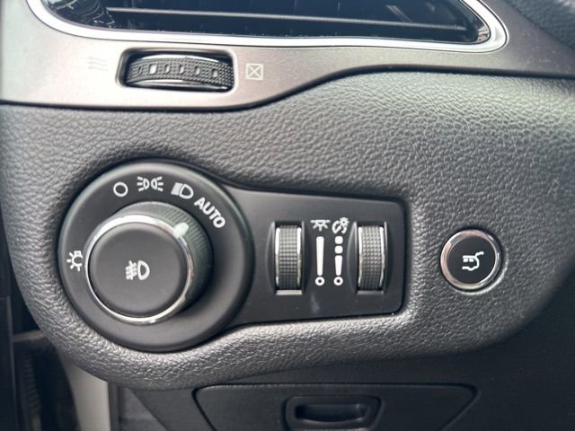 Used 2019 Jeep Cherokee Limited image 24