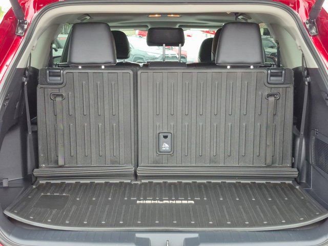 Used 2024 Toyota Highlander XLE image 6