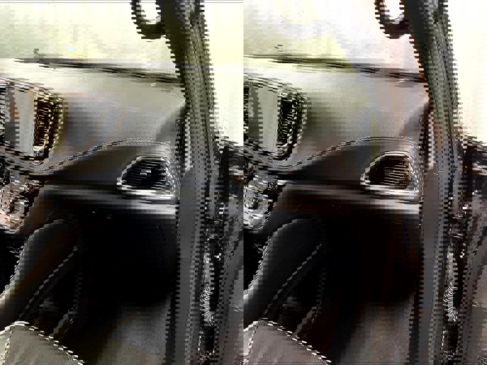 Used 2025 Chrysler Pacifica Limited image 13