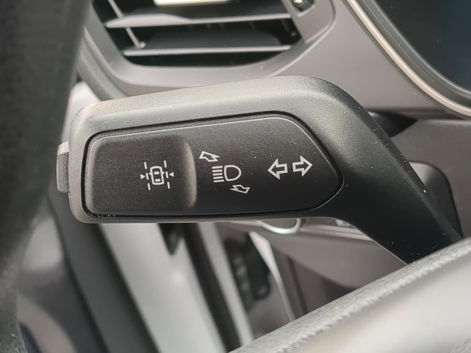 Used 2020 Ford Escape SE image 28