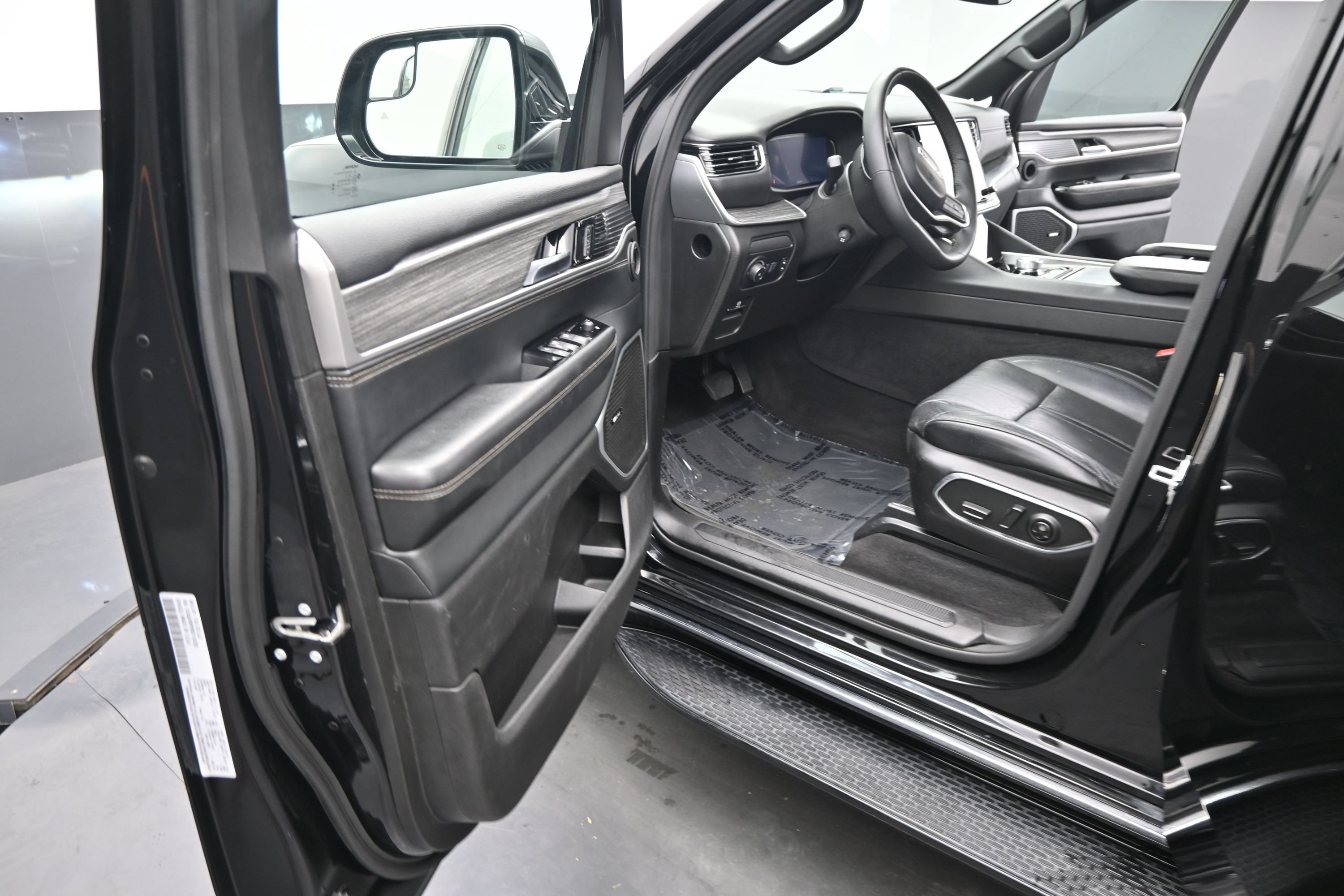 Used 2024 Jeep Wagoneer L Series II RWD image 16