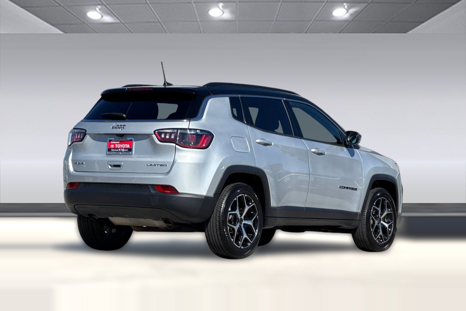 Used 2025 Jeep Compass Limited AWD/4WD image 8