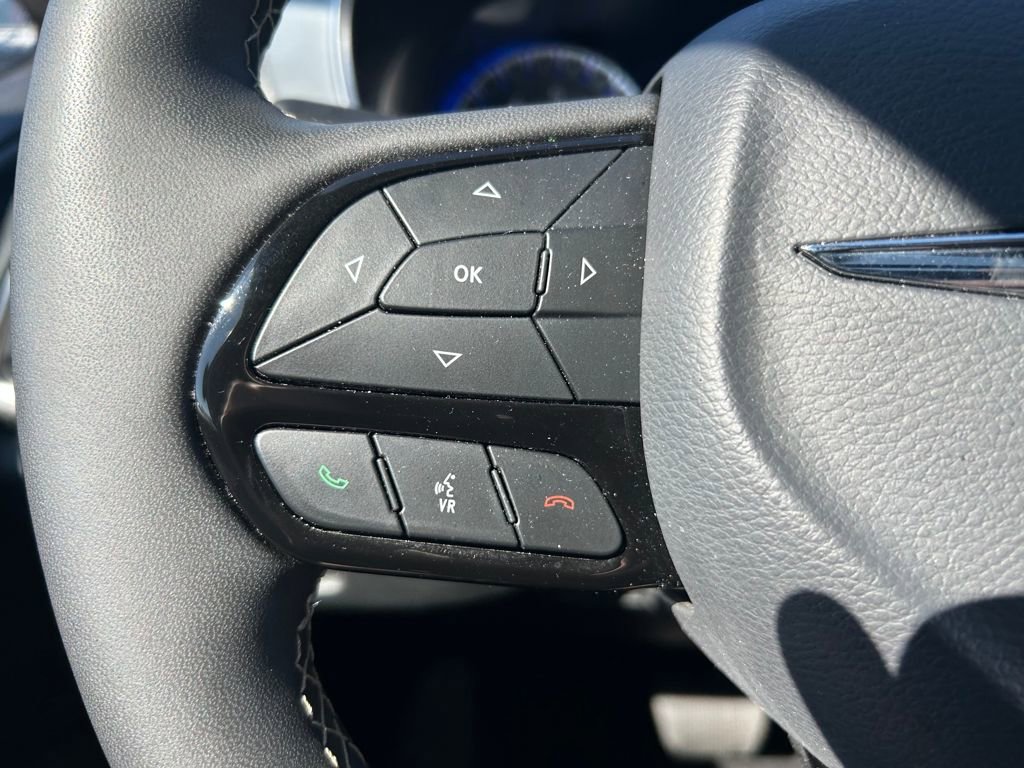 Certified 2025 Chrysler Pacifica Limited image 18