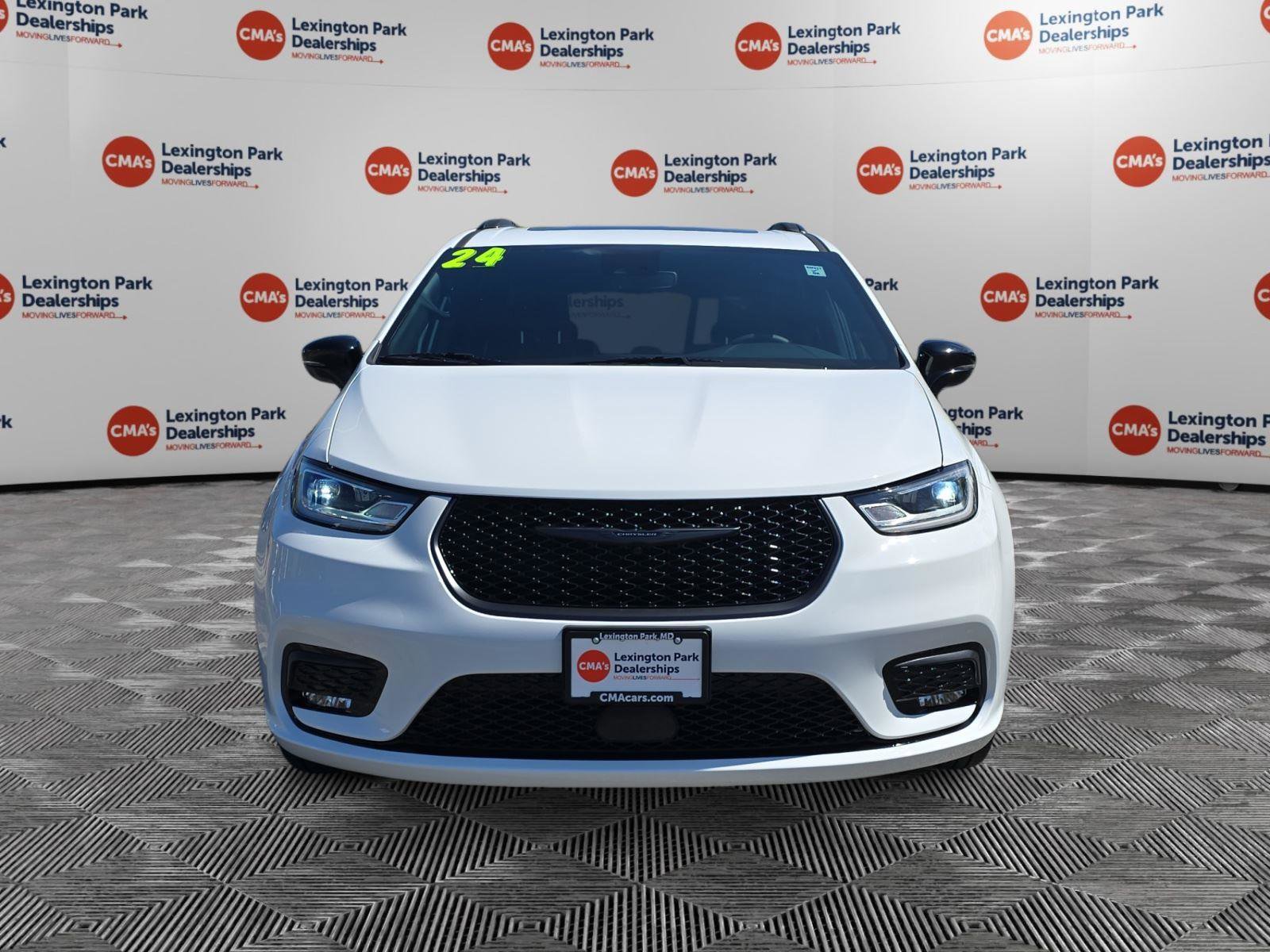 Used 2024 Chrysler Pacifica Limited w/ Uconnect Theater Family Group image 2