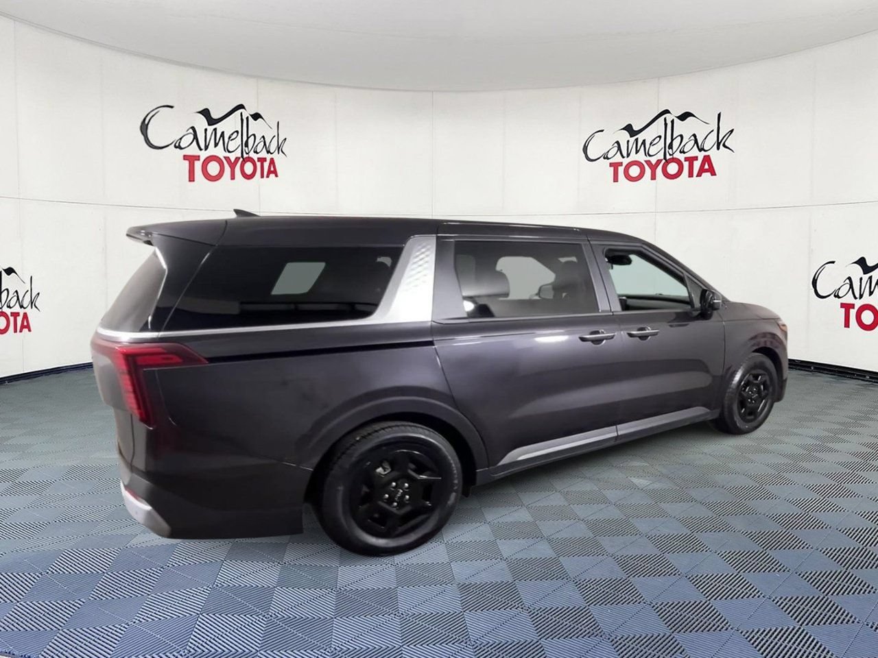 Used 2025 Kia Carnival FWD image 3
