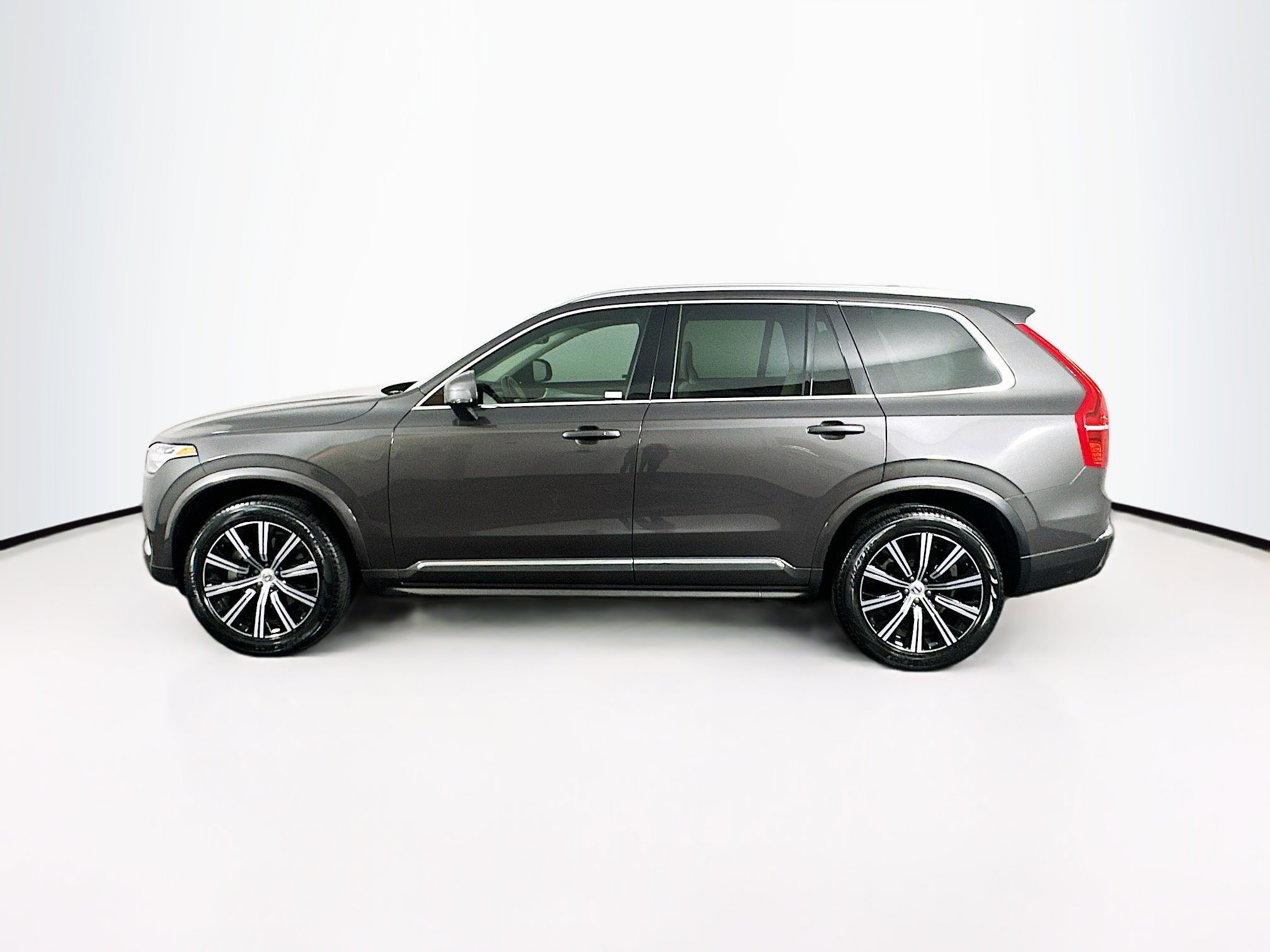 Used 2024 Volvo XC90 B5 Core w/ Protection Package Premier image 4