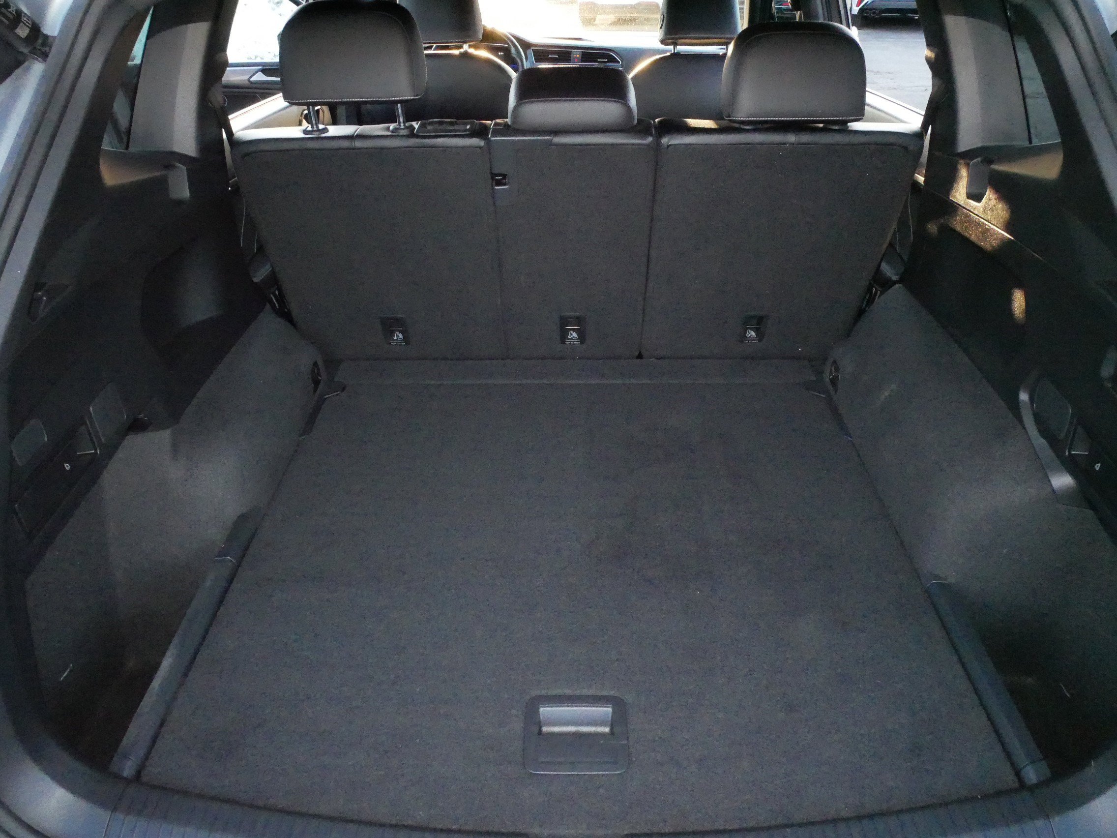 Certified 2022 Volkswagen Tiguan SE R-Line image 18