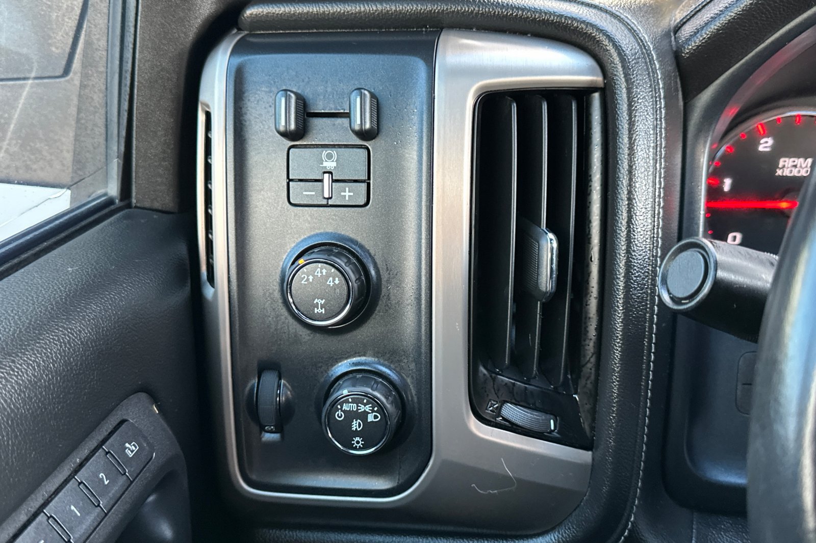 Used 2015 GMC Sierra 2500 Denali w/ Duramax Plus Package AWD/4WD image 39