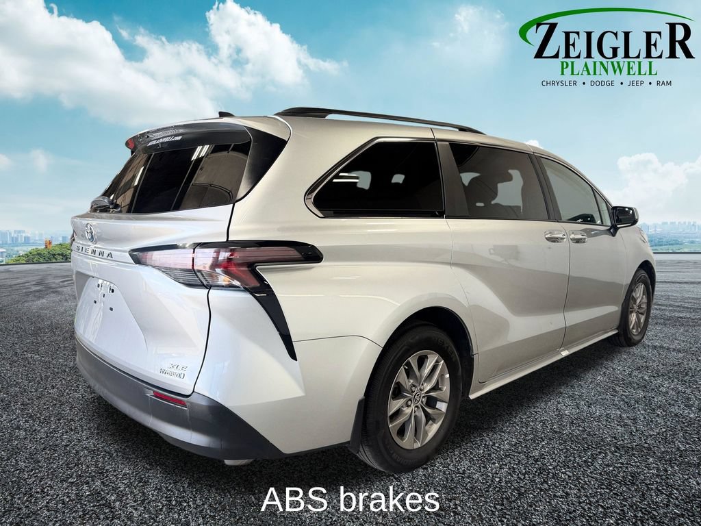 Used 2024 Toyota Sienna XLE FWD image 6