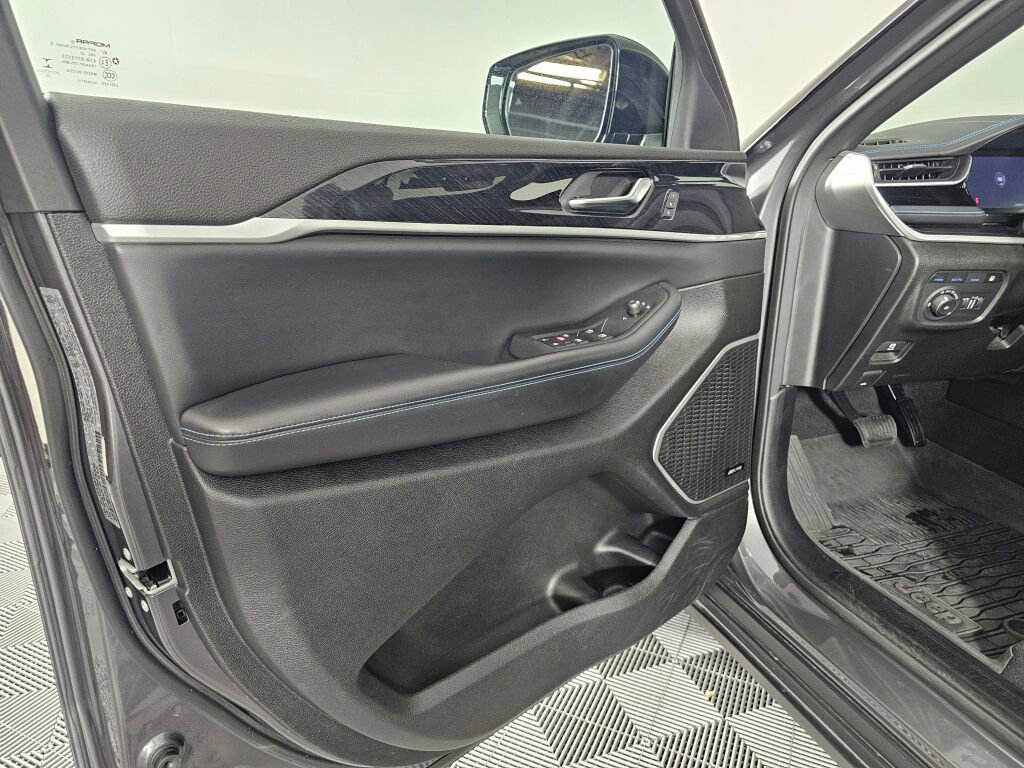 Used 2022 Jeep Grand Cherokee Trailhawk AWD/4WD image 17
