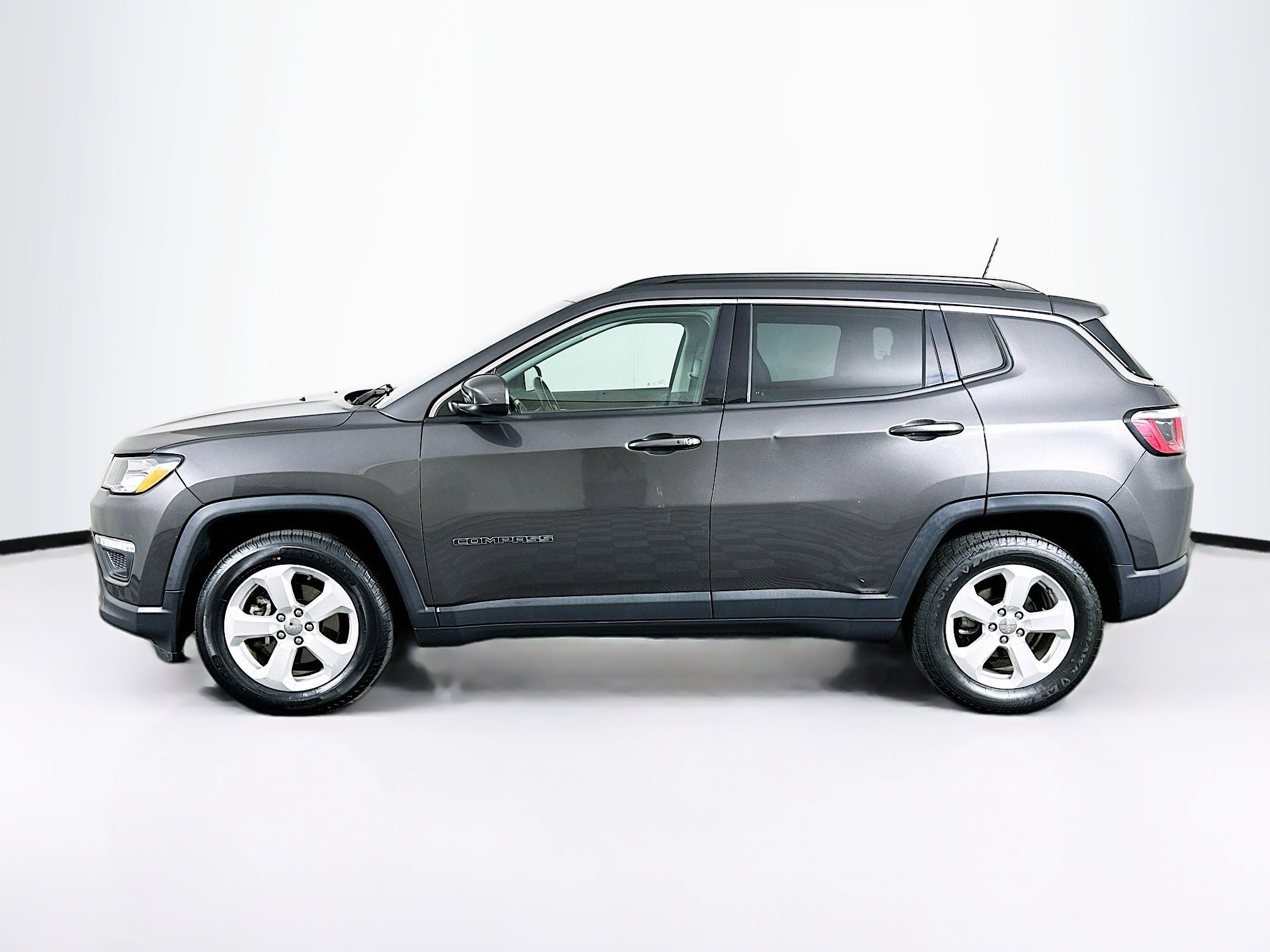 Used 2017 Jeep Compass Latitude w/ Popular Equipment Group FWD image 4