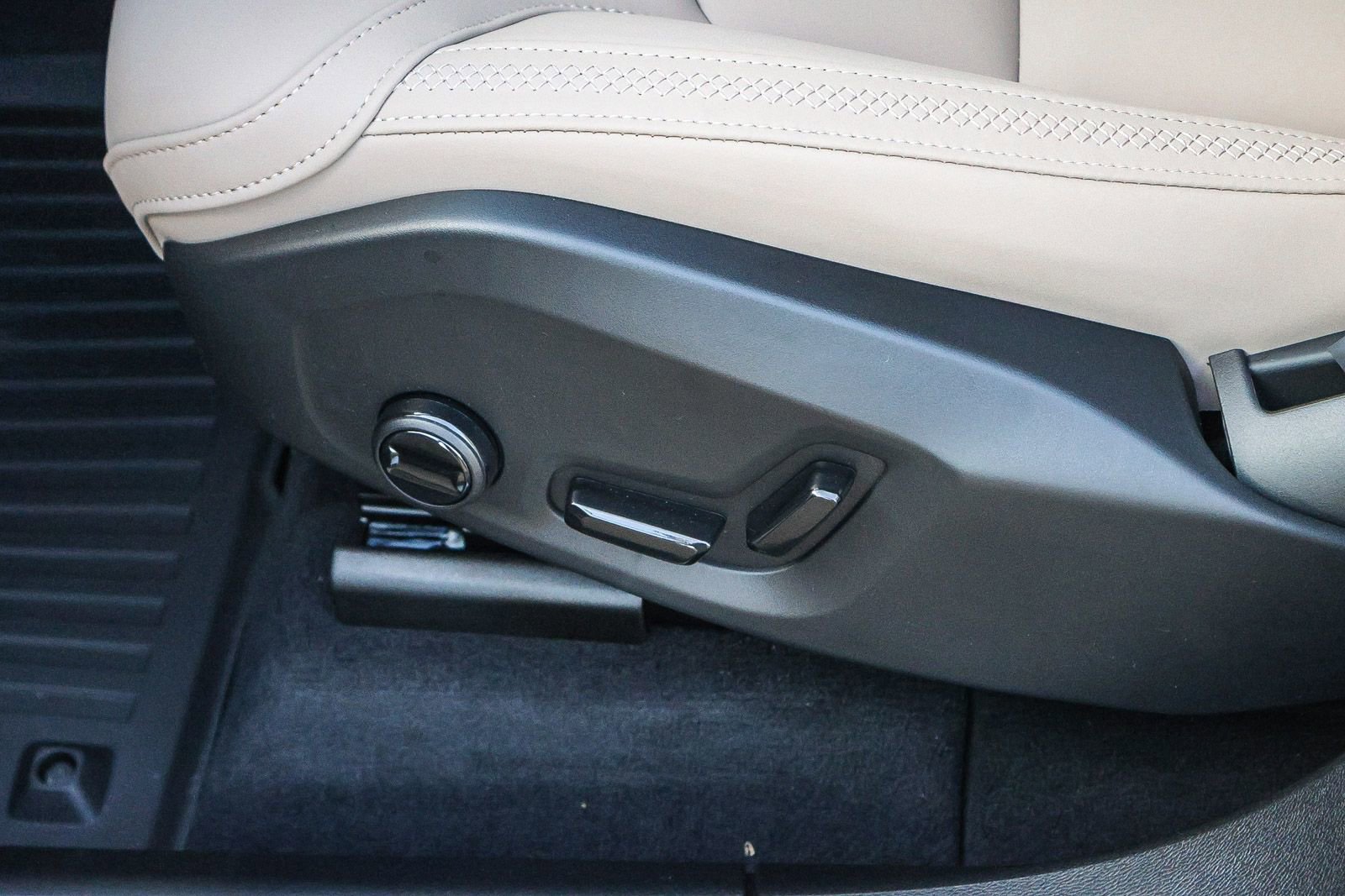 New 2026 Volvo XC60 B5 Plus w/ Climate Package image 30