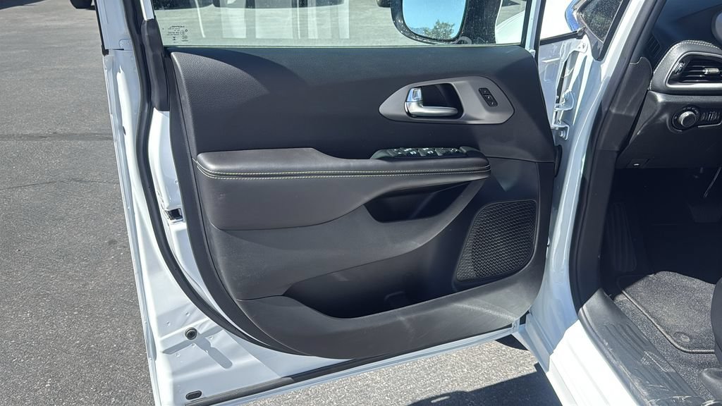 New 2027 Chrysler Pacifica Select AWD/4WD image 9