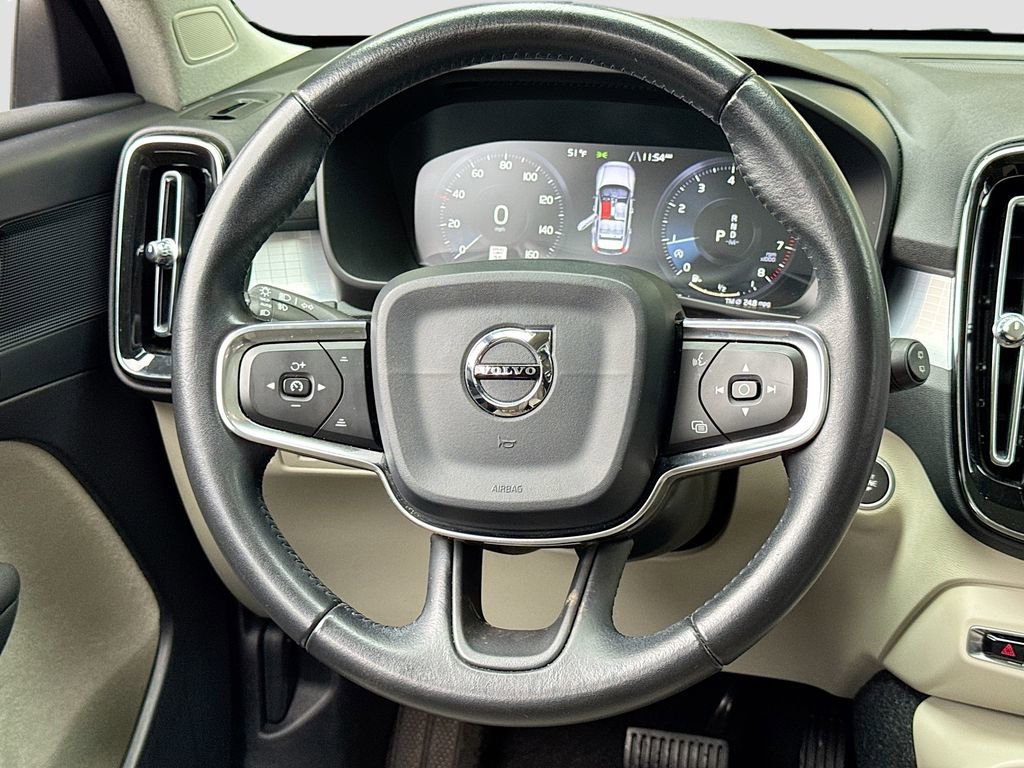 Used 2020 Volvo XC40 T5 Momentum image 17