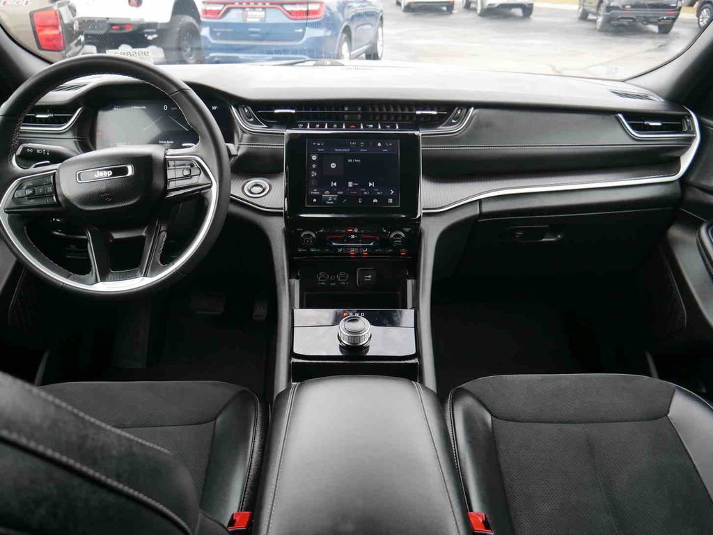 Certified 2024 Jeep Grand Cherokee L Laredo image 5