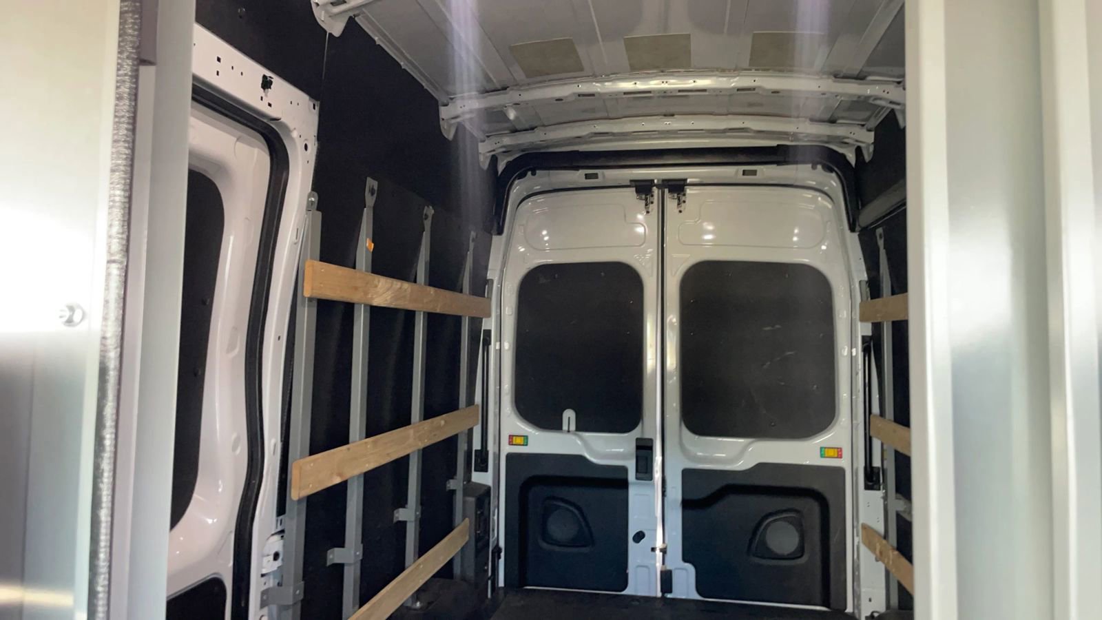 Used 2022 Ford E-Transit 148 High Roof w/ Load Area Protection Package RWD image 31