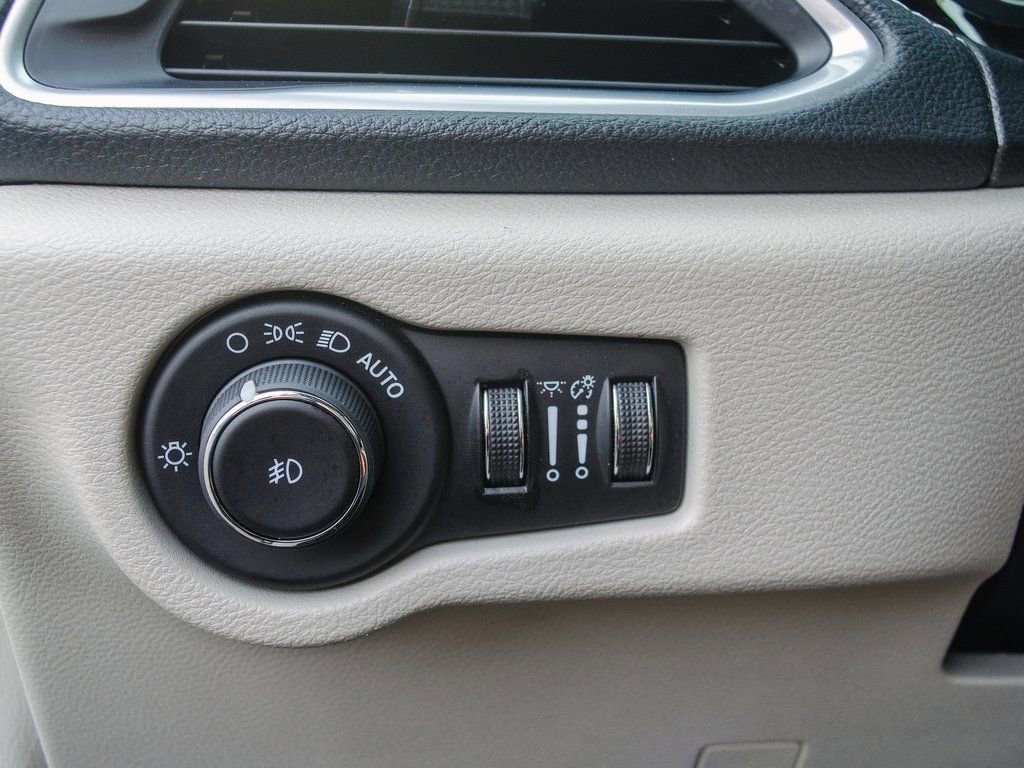 Used 2023 Chrysler Pacifica Limited image 25