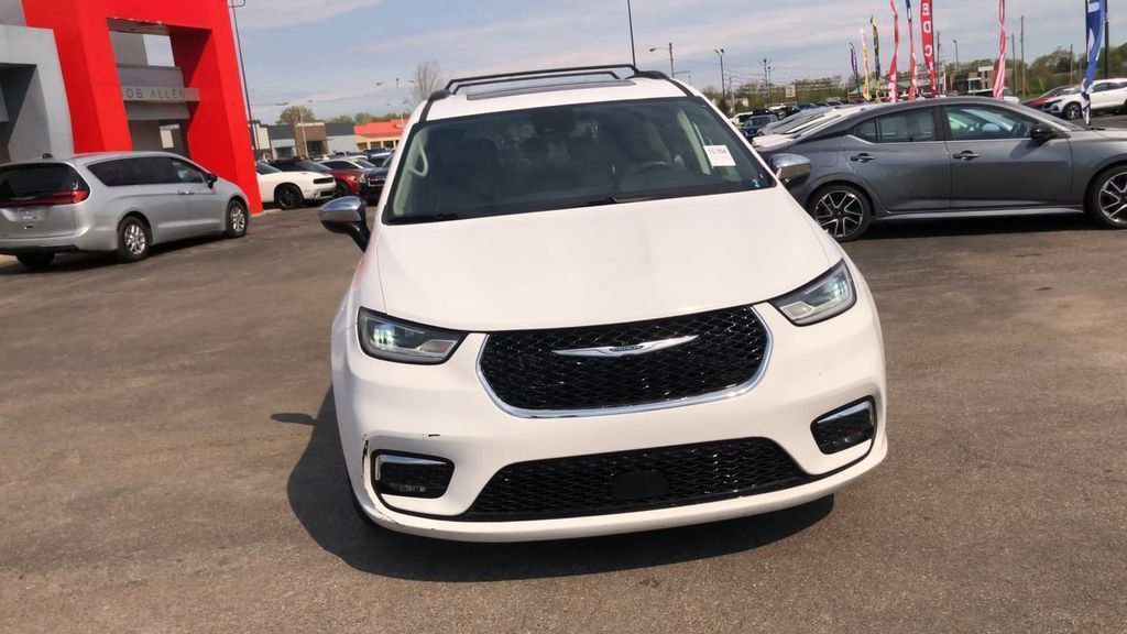 Used 2023 Chrysler Pacifica Limited FWD image 3