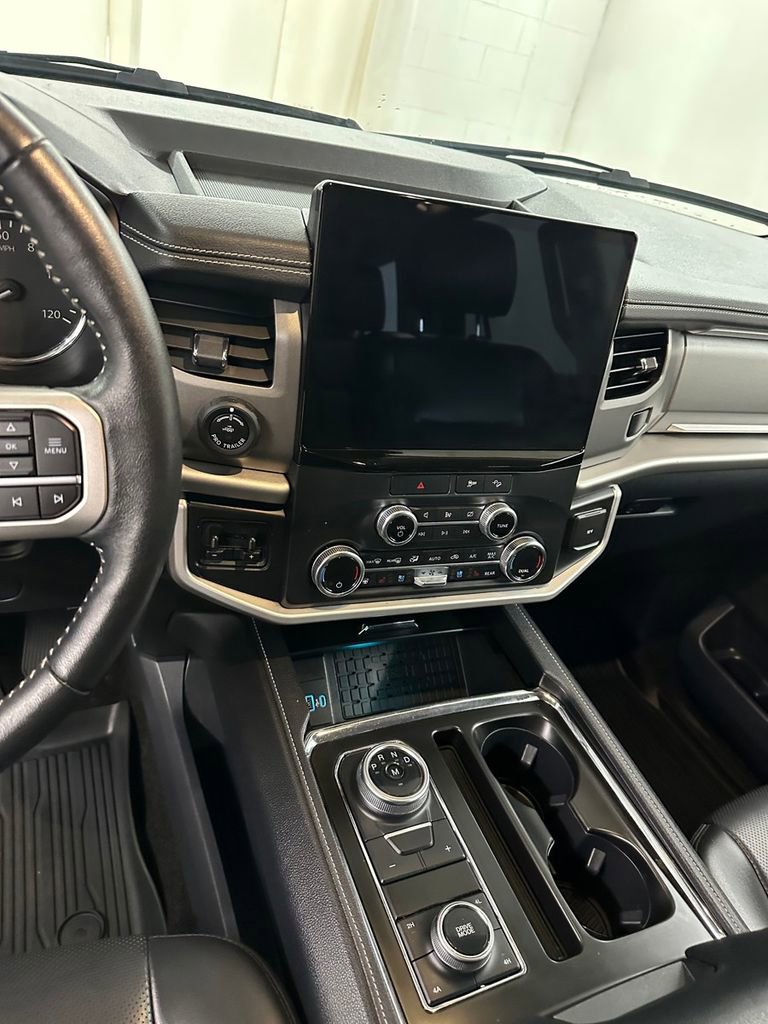 Used 2022 Ford Expedition XLT w/ Equipment Group 202A AWD/4WD image 17
