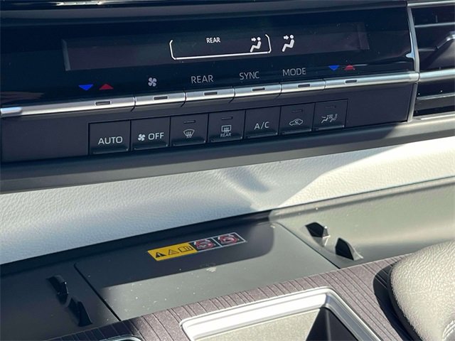 Used 2025 Toyota Sienna LE image 33