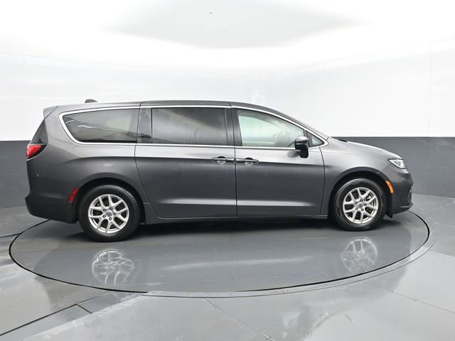 Used 2023 Chrysler Pacifica Touring-L image 4