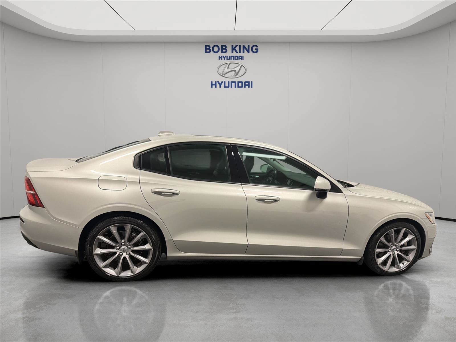 Used 2019 Volvo S60 T5 Momentum w/ Multimedia Package FWD image 6