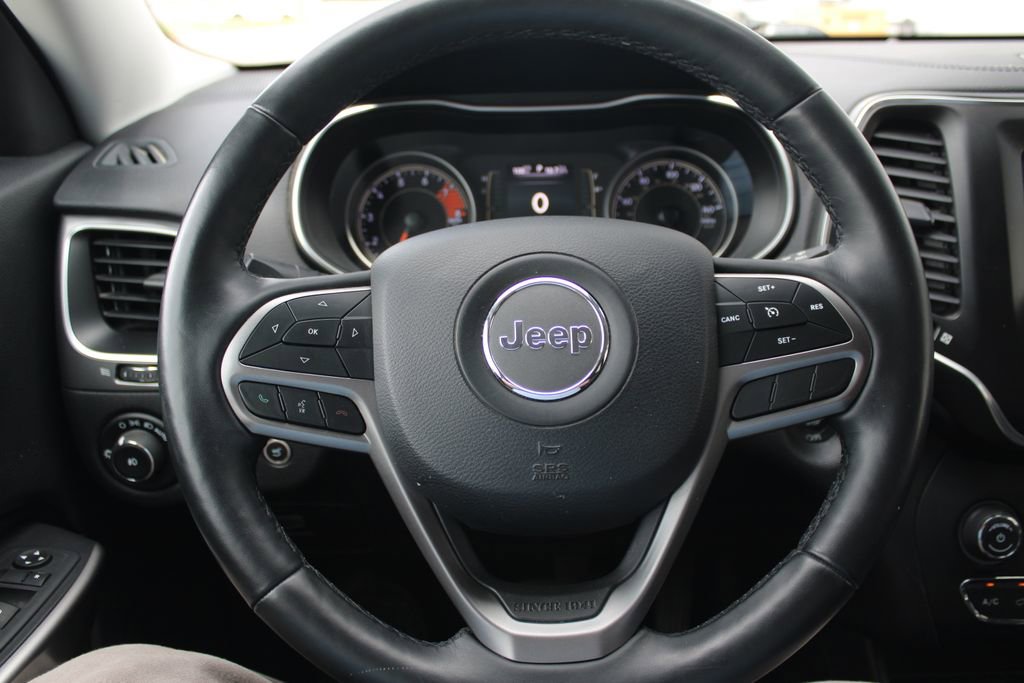 Used 2019 Jeep Cherokee Latitude Plus w/ Comfort/Convenience Group AWD/4WD image 18