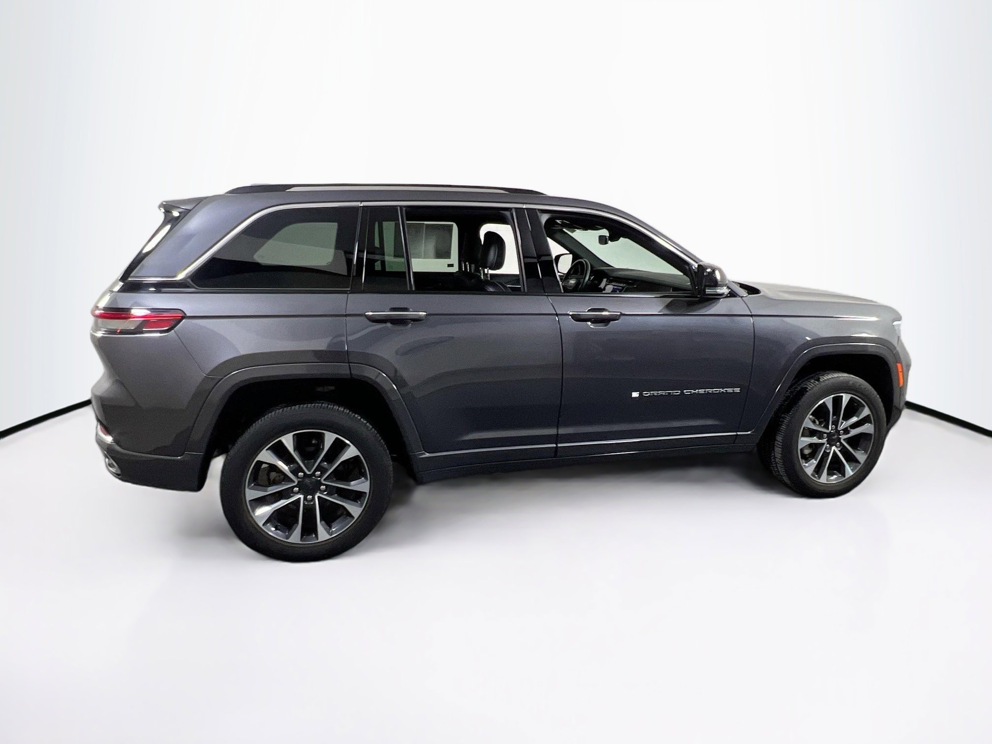 Used 2022 Jeep Grand Cherokee Overland AWD/4WD image 4
