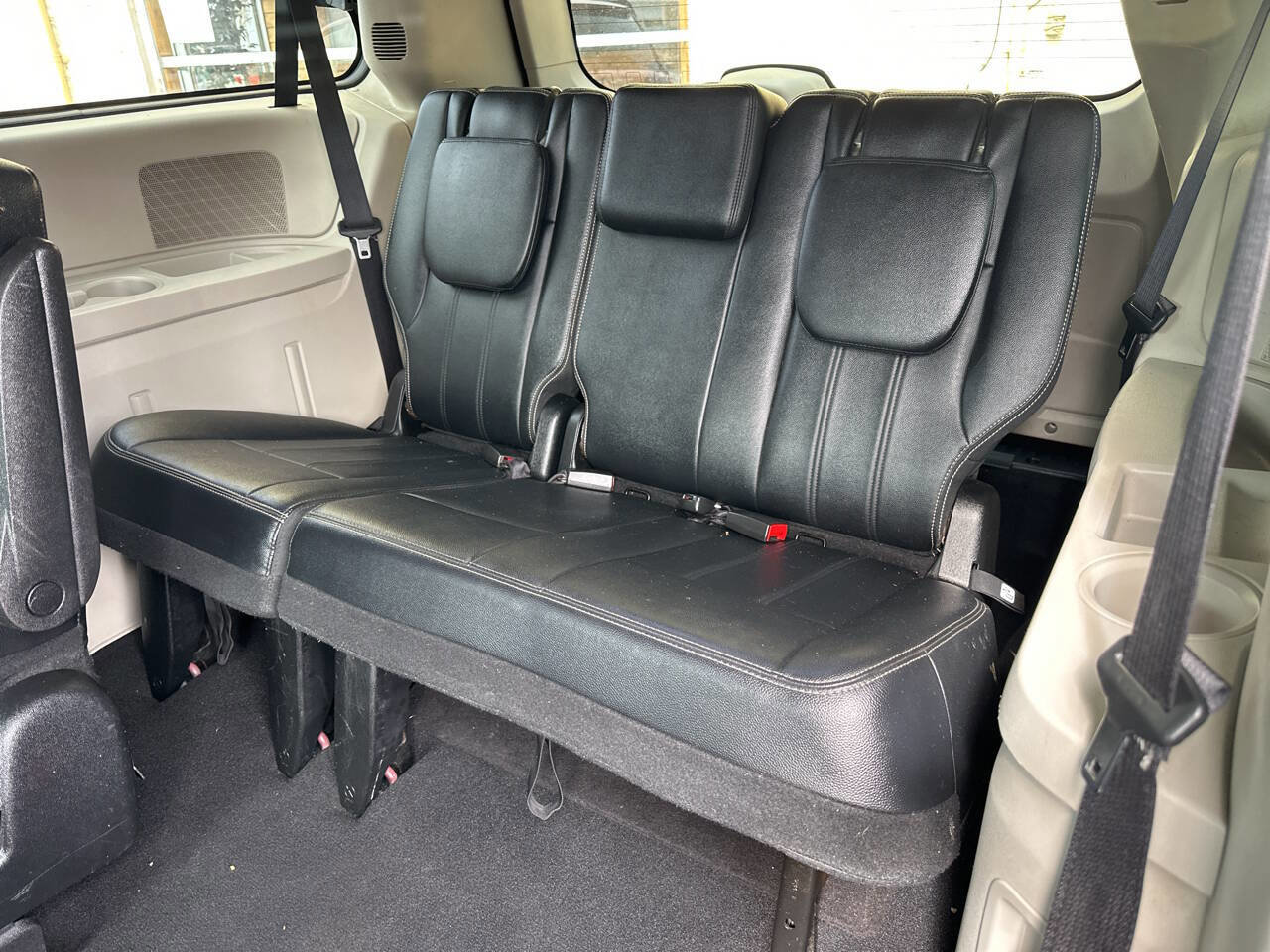 Used 2016 Chrysler Town & Country Touring image 8