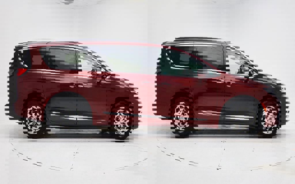 Used 2022 Chrysler Pacifica Limited image 3