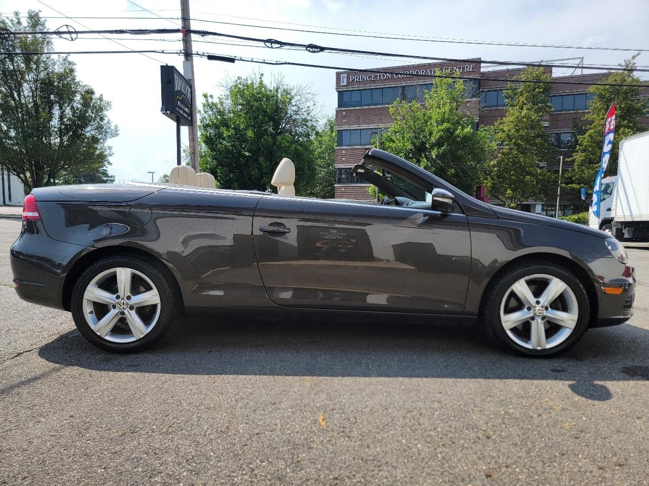 Used 2012 Volkswagen Eos Lux FWD image 11