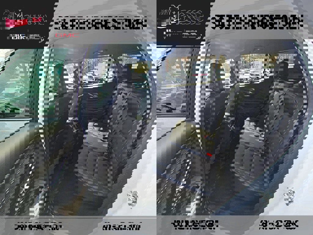 Used 2024 GMC Terrain SLT image 17