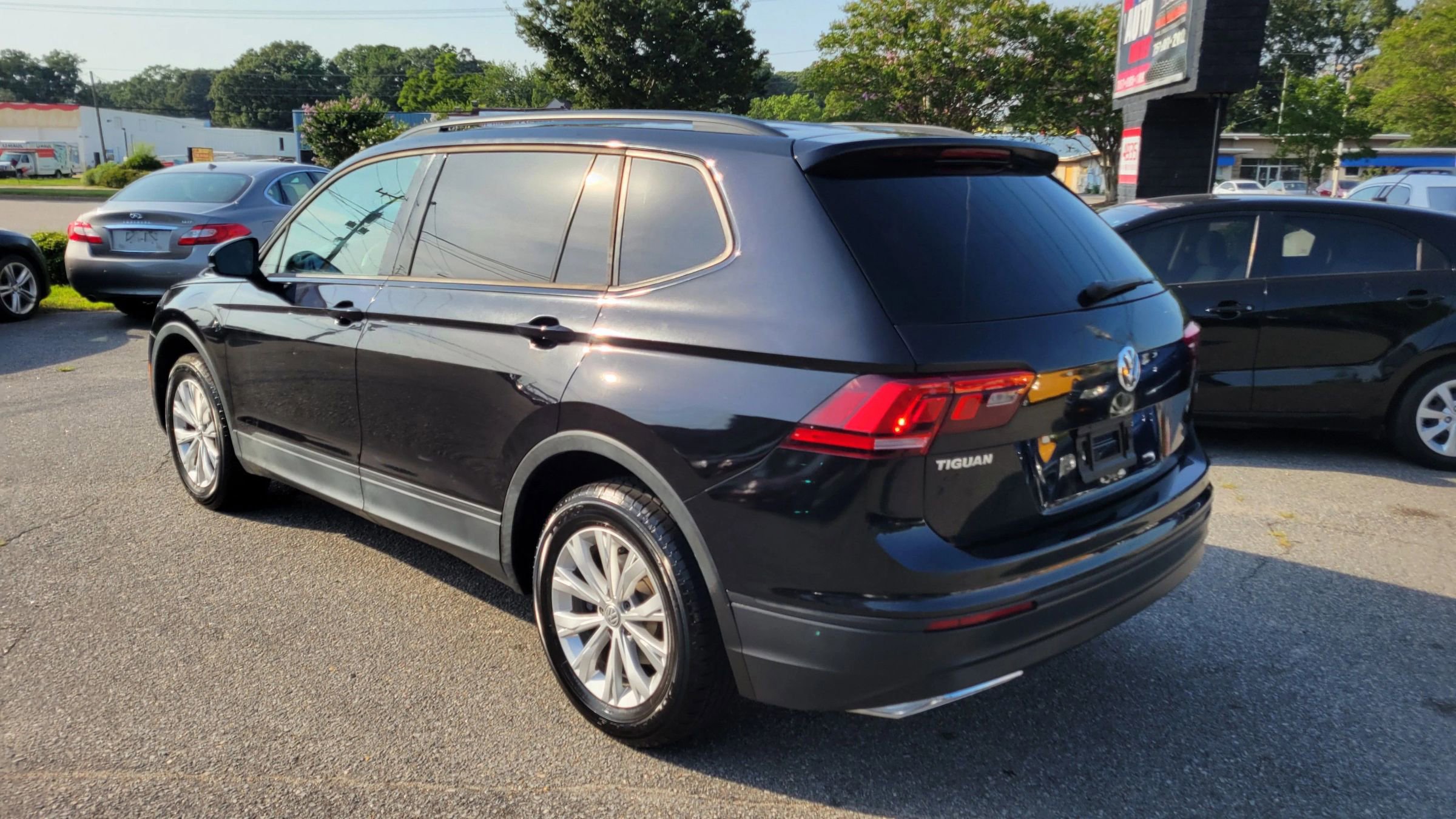 Used 2018 Volkswagen Tiguan S image 3