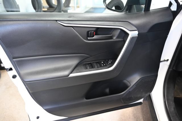 Used 2022 Toyota RAV4 LE AWD/4WD image 28