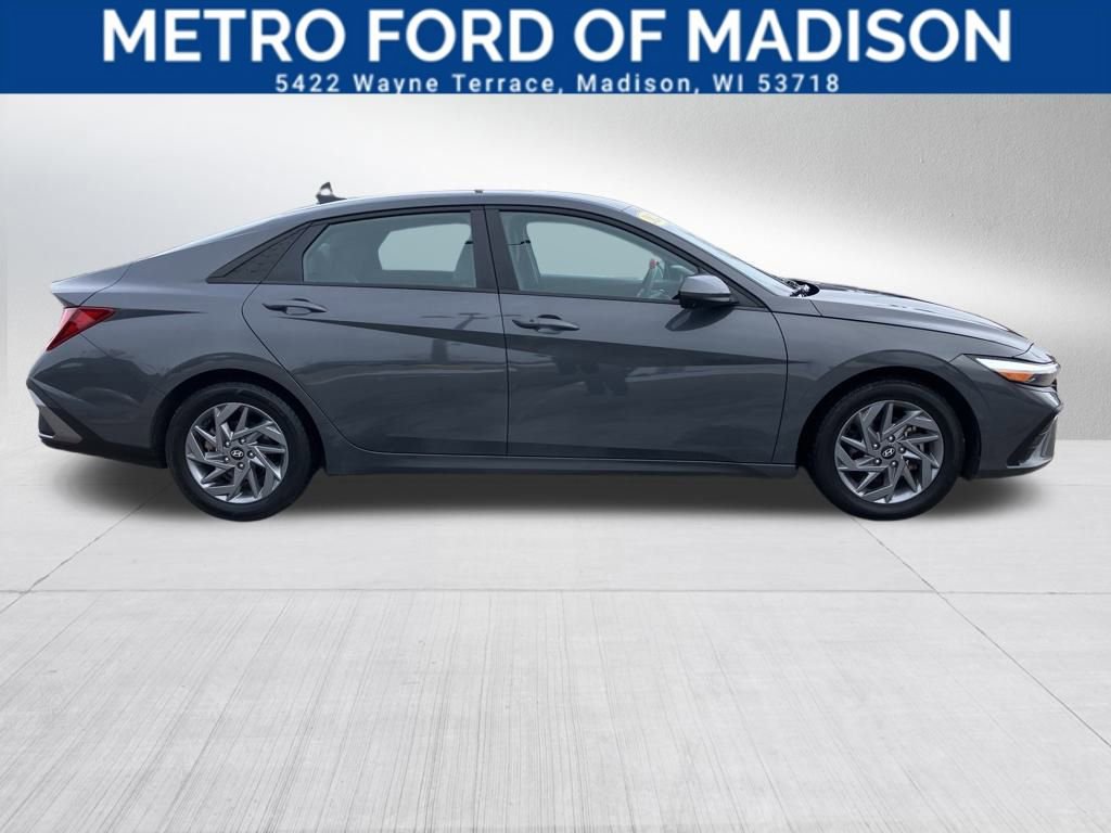 Used 2024 Hyundai Elantra SEL image 1