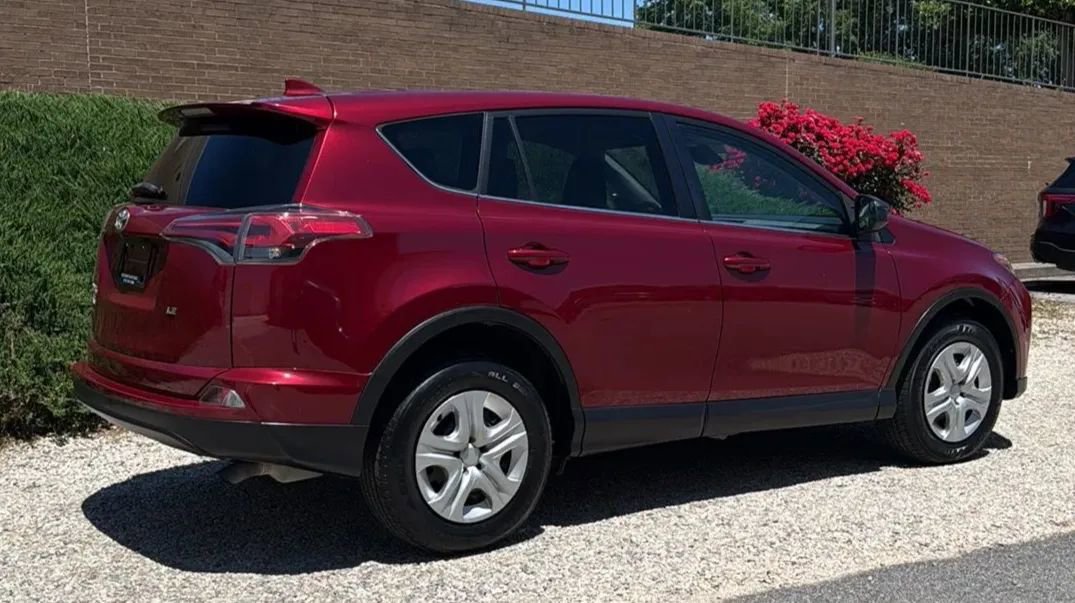 Used 2018 Toyota RAV4 LE FWD image 6