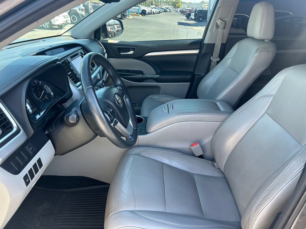 Used 2014 Toyota Highlander XLE AWD/4WD image 25