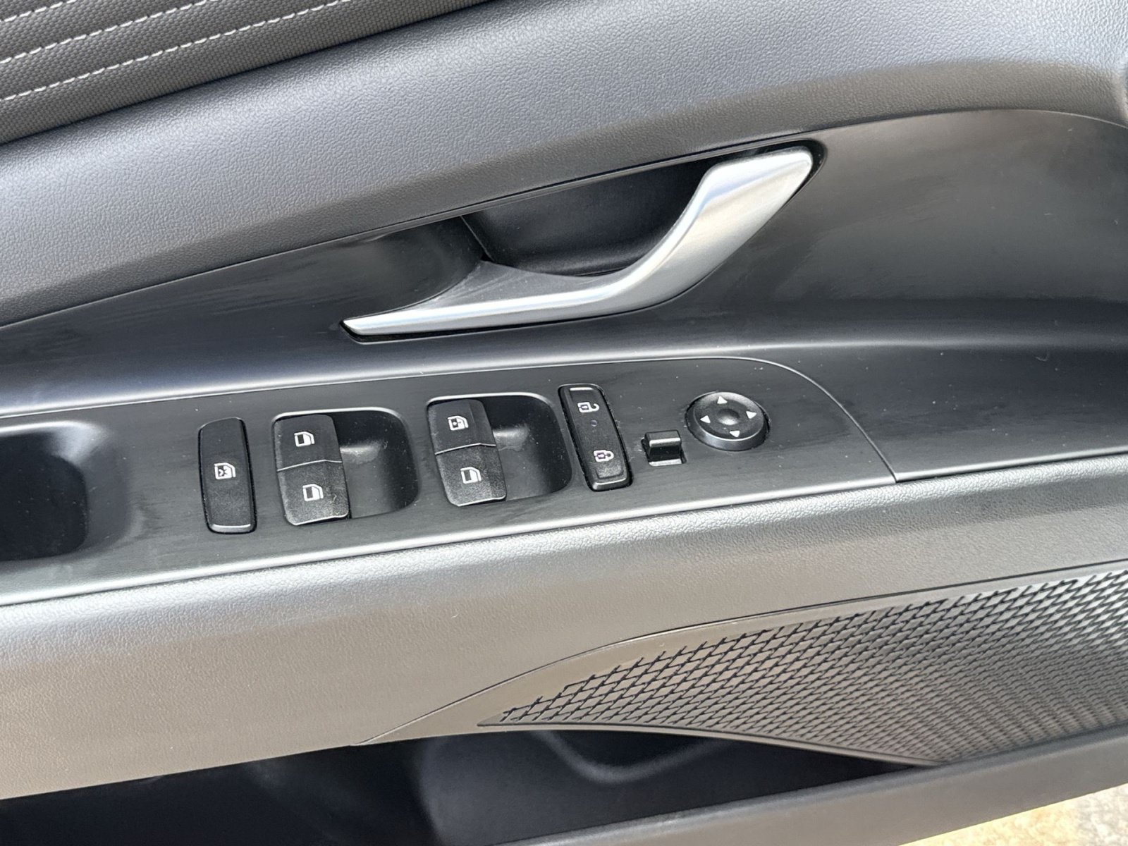 Certified 2025 Hyundai Elantra SEL FWD image 15