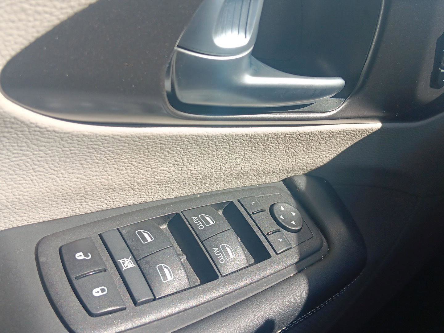 Used 2024 Chrysler Pacifica Touring-L FWD image 20