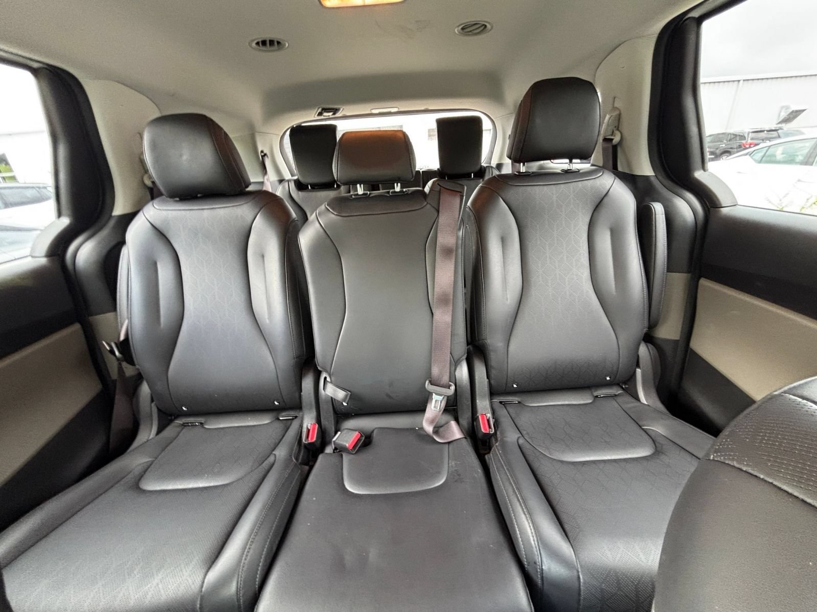 Used 2026 Kia Carnival FWD image 41