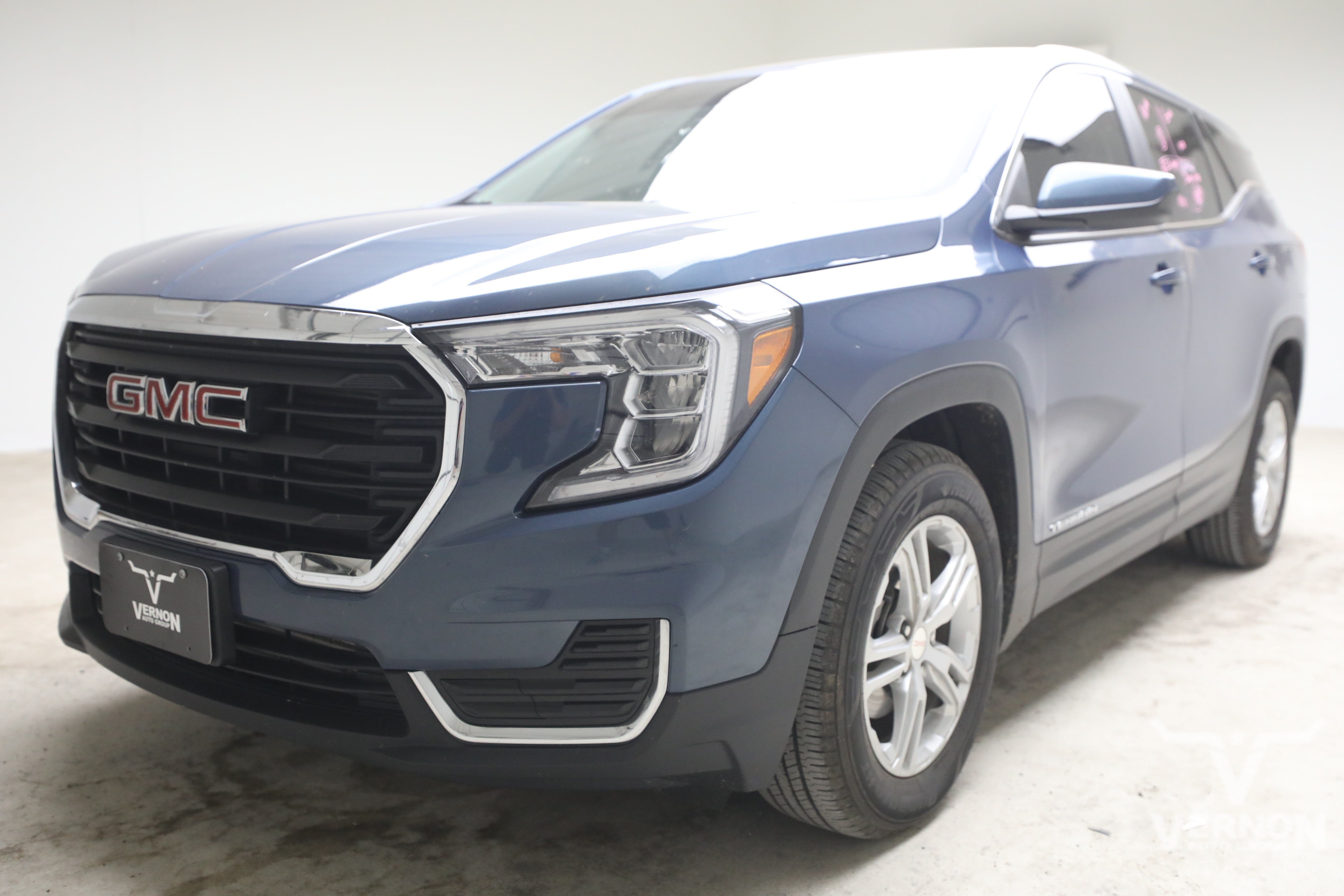 Used 2024 GMC Terrain SLE FWD image 1