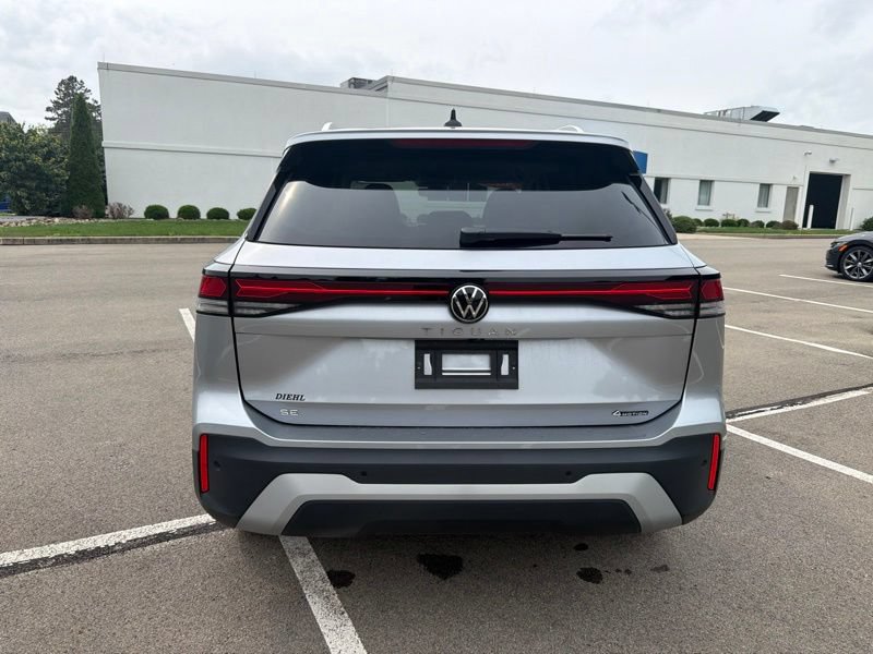 Used 2025 Volkswagen Tiguan SE AWD/4WD image 4