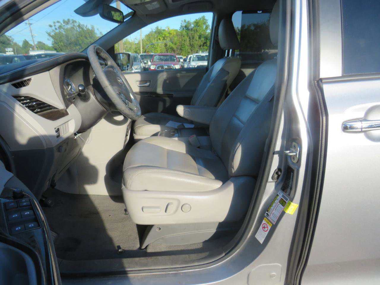 Used 2018 Toyota Sienna XLE FWD image 10