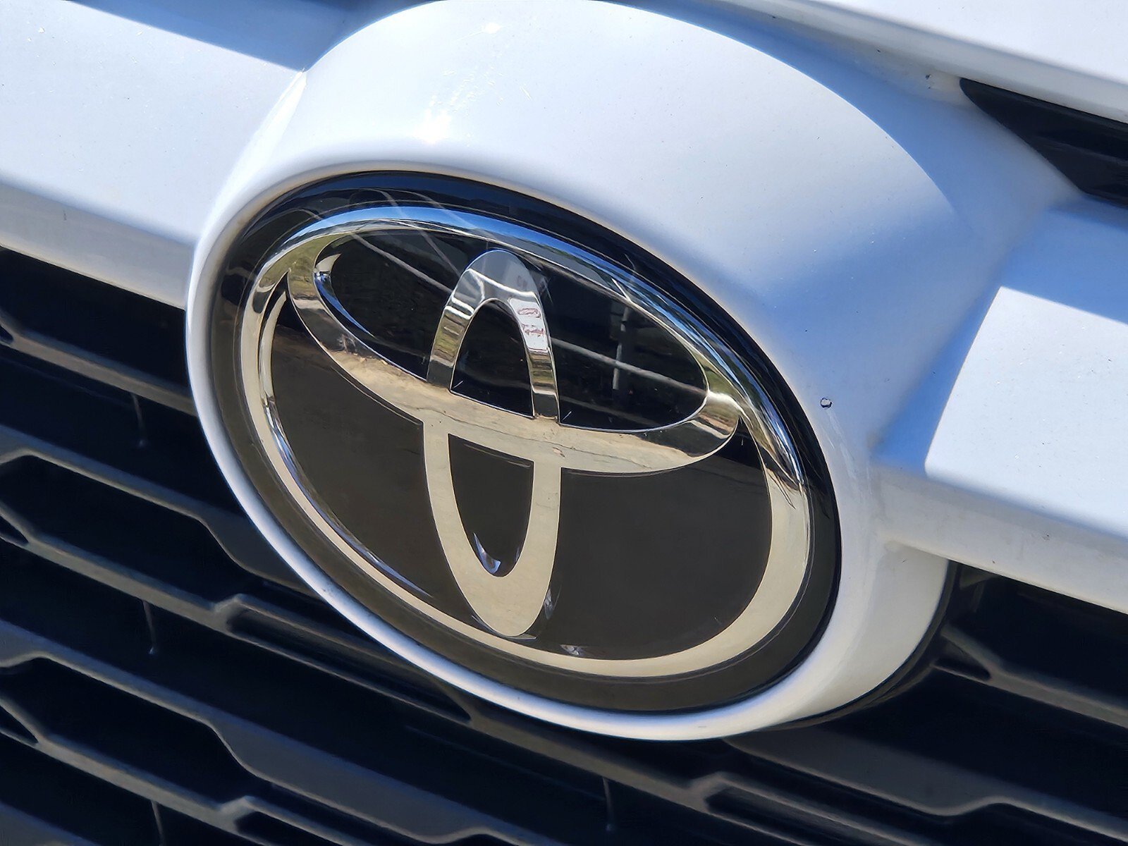 Used 2025 Toyota RAV4 LE AWD/4WD image 33