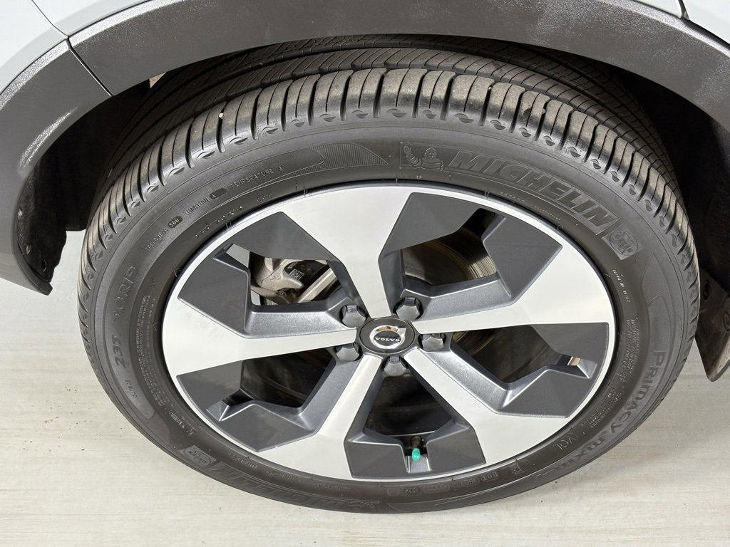 Used 2024 Volvo XC40 B5 Core image 10