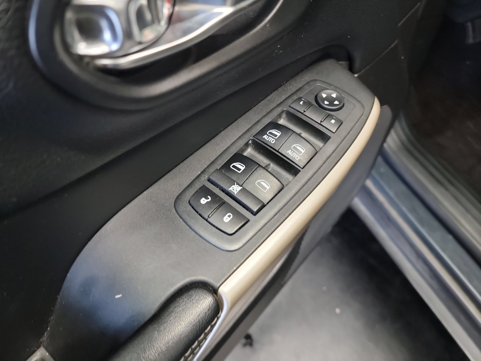 Used 2018 Jeep Cherokee Limited AWD/4WD image 17