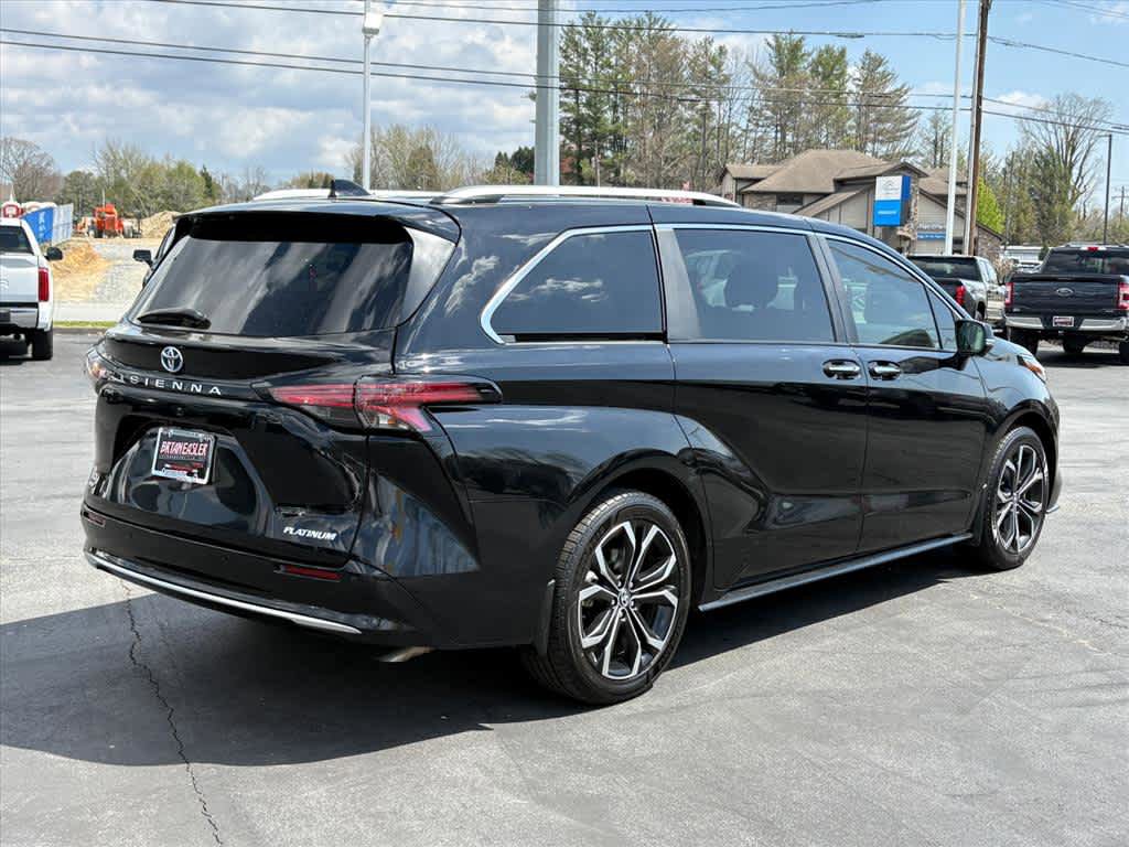 Used 2025 Toyota Sienna Platinum FWD image 3